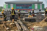 Pekerja menyelesaikan proyek pembangunan Stadion Utama Sumatera Utara yang akan digunakan untuk Pekan Olahraga Nasional (PON) XXI Aceh-Sumut di Batang Kuis, Deli Serdang, Sumatera Utara, Sabtu (4/5/2024). Progres pembangunan Stadion Utama Sumatera Utara tersebut sudah mencapai 40 persen dan ditargerkan rampung pada Agustus 2024. ANTARA FOTO/Fransisco Carolio