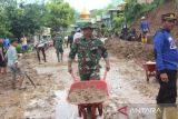 Personel TNI Polri dan masyarakat membersihkan material longsor
