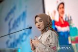 Direktur Utama PT Pertamina (Persero) Nicke Widyawati menyampaikan paparan saat pembukaan Pertamina Goes To Campus yang bertajuk Energizing the Future Together di ITB, Bandung, Jawa Barat, Senin (6/5/2024). Pertamina Goes To Campus merupakan upaya edukasi Pertamina kepada generasi muda terkait industri energi serta tantangannya dalam trilemma energy dan dalam kesempatan tersebut Pertamina juga memberikan bantuan pembangunan gedung hibah untuk Gedung Rekayasa Molekuler dan Material Fungsional di Institut Teknologi Bandung (ITB). ANTARA FOTO/M Agung Rajasa/agr