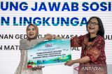 Direktur Utama PT Pertamina (Persero) Nicke Widyawati (kiri) memberikan bantuan pembangunan gedung baru secara simbolis kepada Rektor Institut Teknologi Bandung Reini Djuhraeni Wirahadikusumah (kanan) saat pembukaan Pertamina Goes To Campus yang bertajuk Energizing the Future Together di ITB, Bandung, Jawa Barat, Senin (6/5/2024). Pertamina Goes To Campus merupakan upaya edukasi Pertamina kepada generasi muda terkait industri energi serta tantangannya dalam trilemma energy dan dalam kesempatan tersebut Pertamina juga memberikan bantuan pembangunan gedung hibah untuk Gedung Rekayasa Molekuler dan Material Fungsional di Institut Teknologi Bandung (ITB). ANTARA FOTO/M Agung Rajasa/agr