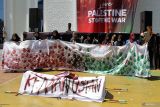 Sejumlah mahasiswa mengikuti aksi bela Palestina di Sidoarjo, Jawa Timur, Selasa (7/5/2024). Aksi yang digelar serentak oleh Perguruan Tinggi Muhammadiyah se-Indonesia tersebut untuk mendukung kemerdekaan Palestina dan mengecam agresi militer Israel di Jalur Gaza. Antara Jatim/Umarul Faruq/mas