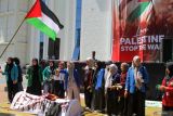 Sejumlah mahasiswa mengikuti aksi bela Palestina di Sidoarjo, Jawa Timur, Selasa (7/5/2024). Aksi yang digelar serentak oleh Perguruan Tinggi Muhammadiyah se-Indonesia tersebut untuk mendukung kemerdekaan Palestina dan mengecam agresi militer Israel di Jalur Gaza. Antara Jatim/Umarul Faruq/mas