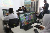 Peserta memainkan gim berjudul Si Centing dalam sosialisasi pencegahan stunting melalui gim digital di ruang komputer Malang Creative Centre, Jawa Timur, Selasa (7/5/2024). Kegiatan tersebut diadakan perusahaan rintisan atau startup  Lets Play Indonesia dengan melibatkan sekitar 200 siswa SMP dari 28 sekolah untuk mengkampanyekan pencegahan stunting melalui gim digital yang bisa dimainkan melalu personal computer (PC) maupun gawai. Antara Jatim/Ari Bowo Sucipto/um 