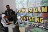 Mentor mengajari peserta memainkan gim berjudul Si Centing dalam sosialisasi pencegahan stunting melalui gim digital di ruang komputer Malang Creative Centre, Jawa Timur, Selasa (7/5/2024). Kegiatan tersebut diadakan perusahaan rintisan atau startup  Lets Play Indonesia dengan melibatkan sekitar 200 siswa SMP dari 28 sekolah untuk mengkampanyekan pencegahan stunting melalui gim digital yang bisa dimainkan melalu personal computer (PC) maupun gawai. Antara Jatim/Ari Bowo Sucipto/um 