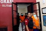 Petugas intelijen dan penindakan (Inteldak) menggiring dua tersangka WNA Pakistan yang diamankan dari hasil operasi JAGRATARA saat rilis di Pendopo Kantor Imigrasi kelas II Blitar, Jawa Timur, Selasa (7/5/2024). Dua WNA asal Pakistan berinisial MI (45) dan MA (44) tersebut diamankan petugas karena melakukan penggalangan donasi untuk Palestina dengan cara memaksa warga namun tidak menyalurkan dana yang sudah terkumpul sekitar Rp263 juta ke Palestina melainkan ditransfer ke rekening pelaku di salah satu bank yang ada di Pakistan. Antara Jatim/Irfan Anshori/mas.