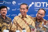 Jokowi tersenyum lebar saat merespons soal inisiasi pertemuan Prabowo-Mega