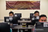 Calon anggota panitia pemilihan kecamatan mengikuti seleksi tertulis dengen meetode computer assist test di Kampus UIN Sunan Gunung Djati, Bandung, Jawa Barat, Selasa (7/5/2024). Sebanyak 416 peserta calon Panitia Pemilihan Kecamatan (PPK) untuk Pemilihan Kepala Daerah (Pilkada) 2024 yang lolos seleksi administrasi mengikuti tahapan seleksi tertulis metode computer assist test. ANTARA FOTO/Raisan Al Farisi/agr