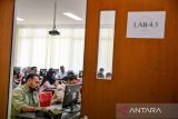 Calon anggota panitia pemilihan kecamatan mengikuti seleksi tertulis dengen meetode computer assist test di Kampus UIN Sunan Gunung Djati, Bandung, Jawa Barat, Selasa (7/5/2024). Sebanyak 416 peserta calon Panitia Pemilihan Kecamatan (PPK) untuk Pemilihan Kepala Daerah (Pilkada) 2024 yang lolos seleksi administrasi mengikuti tahapan seleksi tertulis metode computer assist test. ANTARA FOTO/Raisan Al Farisi/agr