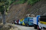 Sejumlah kendaraan terjebak kemacetan ketika antre melintasi Jalan Raya Dampit-Lumajang di Lumajang, Jawa Timur, Rabu (8/5/2024). Berdasarkan laporan Instruktur Tim Reaksi Cepat BPBD Lumajang, longsor yang terjadi pada Selasa (7/5) malam tersebut menyebabkan akses jalan diwilayah tersebut tidak bisa dilewati untuk sementara waktu. Antara Jatim/Irfan Sumanjaya/um 