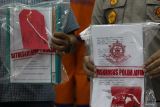 Polisi menunjukkan barang bukti dan tersangka saat ungkap kasus tindak pidana korupsi di Polda Jawa Timur, Surabaya, Jawa Timur, Rabu (8/5/2024). Direktorat Reserse Kriminal Khusus Polda Jawa Timur menetapkan empat kepala desa di Kabupaten Bojonegoro berinisial W, S, S dan MS atas kasus dugaan melakukan penyimpangan pengelolaan dana Bantuan Keuangan Khusus (BKK) Tahap I T.A. 2021 pada Desa Tebon, Desa Dengok, Desa Purworejo dan Desa Kuncen di Kecamatan Padangan, Kabupaten Bojonegoro, Jawa Timur dengan kerugian negara sekitar Rp1,3 Miliar. Antara Jatim/Didik Suhartono/um 