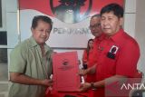 Dua orang ambil formulir pendaftaran penjaringan  PDIP Semarang