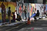 Perupa melukis mural di Kampus Unsil, Tasikmalaya, Jawa Barat, Rabu (8/5/2024). Lomba mural sepanjang 32 meter itu bertemakan kampanye anti bullying atau perundungan yang diikuti seniman dari daerah Tasikmalaya, Ciamis, Bandung, Bekasi, Karawang, Brebes, Bumiayu dan Magelang. ANTARA FOTO/Adeng Bustomi/agr