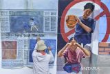 Perupa melukis mural di Kampus Unsil, Tasikmalaya, Jawa Barat, Rabu (8/5/2024). Lomba mural sepanjang 32 meter itu bertemakan kampanye anti bullying atau perundungan yang diikuti seniman dari daerah Tasikmalaya, Ciamis, Bandung, Bekasi, Karawang, Brebes, Bumiayu dan Magelang. ANTARA FOTO/Adeng Bustomi/agr