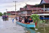 Pj Gubernur Sulsel pastikan bantuan sampai ke rumah korban banjir di Wajo