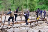 Pj Gubernur Sulsel lalui jembatan bambu untuk temui warga terisolir di Luwu