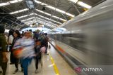 Penumpang menunggu kereta cikuray yang tiba di Stasiun Bandung, Jawa Barat, Kamis (9/5/2024). PT KAI Daop 2 Bandung mengoperasikan sebanyak 184 KA jarak jauh atau rata rata 46 KA jarak jauh per hari pada periode libur panjang Kenaikan Isa Almasih dan cuti bersama untuk mengantisipasi lonjakan penumpang. ANTARA FOTO/Raisan Al Farisi/agr