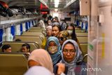 Penumpang berjalan keluar gerbong di Stasiun Bandung, Jawa Barat, Kamis (9/5/2024). PT KAI Daop 2 Bandung mengoperasikan sebanyak 184 KA jarak jauh atau rata rata 46 KA jarak jauh per hari pada periode libur panjang Kenaikan Isa Almasih dan cuti bersama untuk mengantisipasi lonjakan penumpang. ANTARA FOTO/Raisan Al Farisi/agr