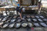 Pedagang menyiapkan ikan untuk dijual di Juntinyuat, Indramayu, Jawa Barat, Kamis (9/5/2024). Kementerian Kelautan dan Perikanan menargetkan tingkat konsumsi ikan nasional sebesar 62,5 kilogram per kapita pada 2024 sebagai upaya meningkatkan gizi dan kesehatan masyarakat sehingga bisa membangkitkan sektor perikanan nasional. ANTARA FOTO/Dedhez Anggara/agr