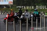 Sejumlah pengendara motor melintas saat hujan mengguyur di Pontianak, Kalimantan Barat, Rabu (8/5/2024). BMKG Kalbar memprakirakan selama tiga hari ke depan potensi hujan berintensitas ringan hingga lebat yang disertai petir/kilat dan angin kencang berdurasi singkat terjadi di sebagian besar wilayah Kalimantan Barat. ANTARA FOTO/Jessica Wuysang