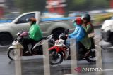Sejumlah pengendara motor melintas saat hujan mengguyur di Pontianak, Kalimantan Barat, Rabu (8/5/2024). BMKG Kalbar memprakirakan selama tiga hari ke depan potensi hujan berintensitas ringan hingga lebat yang disertai petir/kilat dan angin kencang berdurasi singkat terjadi di sebagian besar wilayah Kalimantan Barat. ANTARA FOTO/Jessica Wuysang