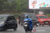 Sejumlah pengendara motor melintas saat hujan mengguyur di Pontianak, Kalimantan Barat, Rabu (8/5/2024). BMKG Kalbar memprakirakan selama tiga hari ke depan potensi hujan berintensitas ringan hingga lebat yang disertai petir/kilat dan angin kencang berdurasi singkat terjadi di sebagian besar wilayah Kalimantan Barat. ANTARA FOTO/Jessica Wuysang