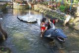 Anak-anak berekreasi di Wisata Dam Cokro, Karangploso, Malang, Jawa Timur, Jumat (10/5/2024). Pemuda Karang Taruna setempat memanfaatkan bendungan irigasi di kawasan tersebut untuk diubah menjadi tempat wisata desa dan per hari mendapat jumlah kunjungan sekitar 200 wisatawan sehingga mampu menumbuhkan perekoniman warga sekitar sekaligus menyumbang pendapatan desa. Antara Jatim/Ari Bowo Sucipto/um 