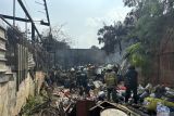 Damkar evakuasi seluruh karyawan pabrik dari kebakaran di Bandung