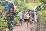 Kodim Enrekang mendistribusikan bantuan logistik ke daerah terpencil