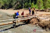 Damkar Makassar membangun jembatan darurat di Luwu