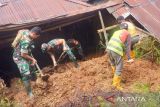 Kodim Tator membersihkan material longsor dan evakuasi barang korban