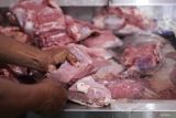 Pekerja membersihkan daging sapi sebelum dimasak di dapur Asrama Haji Embarkasi Surabaya (AHES), Surabaya, Jawa Timur, Jumat (10/5/2024). Dapur tersebut akan melayani kebutuhan makanan bagi 39.322 jamaah calon haji dan petugas kloter di AHES. Antara Jatim/Didik Suhartono/mas.