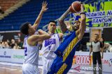 Pebasket Tangerang Hawks Basketball Club Andrea Kristian Vieri (kiri) dan Teddy A. Romadonsyah (kedua kiri) berusaha menghadang laju pebasket Prawira Harum Bandung Brandone Francis (kanan) saat pertandingan Indonesian Basketball League (IBL) 2024 di GOR C-tra Prawira Arena, Bandung, Jawa Barat, Sabtu (11/5/2024). Prawira Harum Bandung menang atas Tangerang Hawks Basketball Club dengan skor 76-71. ANTARA FOTO/M Agung Rajasa/agr