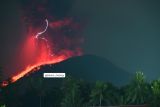 Munculkan badai petir vulkanik saat dini hari, erupsi Gunung Ibu, Maluku Utara