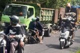 Pemkab Bantul mengerahkan dua truk evakuasi tumpukan sampah di Selopamioro