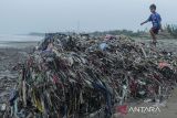 Seorang anak bermain di antara tumpukan sampah di Pantai Cibutun Loji, Desa Sangrawayang, Simpenan, Kabupaten Sukabumi, Jawa Barat, Sabtu (11/5/2024). Menurut warga setempat, sudah sepekan terakhir sampah rumah tangga yang terbawa arus laut tersebut menumpuk di pesisir pantai yang selain mencemari lingkungan juga menghambat aktivitas perahu nelayan yang akan melaut. ANTARA FOTO/Henry Purba/agr
