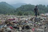 Penumpukan sampah di Pantai Cibutun Loji Sukabumi
