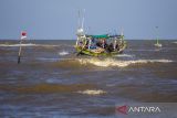 Nelayan menaiki perahu untuk melaut saat gelombang pasang di pantai Karangsong, Indramayu, Jawa Barat, Sabtu (11/5/2024). BMKG mengeluarkan peringatan dini gelombang tinggi yang berpotensi banjir rob di sejumlah wilayah pesisir Indonesia pada 11-12 Mei 2024. ANTARA FOTO/Dedhez Anggara/agr
