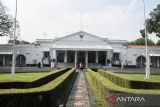 Warga berfoto dan berwisata di depan bangunan Gedung Pakuan, Bandung, Jawa Barat, Sabtu (11/5/2024). Gedung Pakuan yang saat ini menjadi rumah dinas Gubernur Jawa Barat tersebut dibuka untuk umum pada hari Sabtu dan Minggu sebagai wisata edukasi sejarah untuk masyarakat tentang gedung yang dibangun di era kolonial tahun 1867 pada masa Gubernur Jenderal Ch. F. Pahud. ANTARA FOTO/Novrian Arbi/agr
