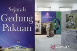 Warga berfoto dan berwisata di dalam bangunan Gedung Pakuan, Bandung, Jawa Barat, Sabtu (11/5/2024). Gedung Pakuan yang saat ini menjadi rumah dinas Gubernur Jawa Barat tersebut dibuka untuk umum pada hari Sabtu dan Minggu sebagai wisata edukasi sejarah untuk masyarakat tentang gedung yang dibangun di era kolonial tahun 1867 pada masa Gubernur Jenderal Ch. F. Pahud. ANTARA FOTO/Novrian Arbi/agr
