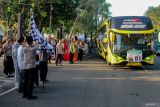 Suasana pemberangkatan jamaah calon haji di Pendopo Malowopati, Bojonegoro, Jawa Timur, Sabtu (11/5/2024). Sebanyak 1.543 jamaah calon haji asal Kabupaten Bojonegoro yang terbagi dalam lima kloter diberangkatkan ke Embarkasi Surabaya sebelum menuju Tanah Suci Mekah. Antara Jatim/Muhammad Mada/um