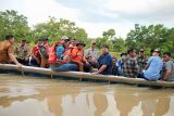 Bupati OKU antarkan bantuan untuk korban banjir di daerah terisolasi