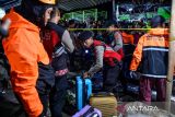 Petugas Kepolisian mengevakuasi barang milik korban kecelakaan bus pariwisata di Desa Palasari, Kecamatan Ciater, Kabupaten Subang, Jawa Barat, Sabtu (11/5/2024). Dinas Kesehatan Kabupaten Subang mencatat, dalam kecelakaan bus yang membawa rombongan siswa SMK Lingga Kencana Depok tersebut untuk sementara terdapat 11 orang korban meninggal dunia yang terdiri dari 10 orang siswa SMK dan 1 orang pemotor asal Cibogo Kabupaten Subang. ANTARA FOTO/Raisan Al Farisi/agr
