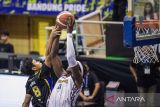 Pebasket Prawira Harum Bandung Yudha Saputera (kiri) berusaha merebut bola dari pebasket Bima Perkasa Jogja Jonathan Komagum (kanan) saat pertandingan Indonesian Basketball League (IBL) 2024 di GOR C-tra Prawira Arena, Bandung, Jawa Barat, Minggu (12/5/2024). Prawira Harum Bandung berhasil mengalahkan Bima Perkasa Jogja dengan skor 85 - 58. ANTARA FOTO/M Agung Rajasa/agr