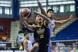 Pebasket Prawira Harum Bandung Rizal Falconi (kiri) melakukan lay up dibayangi pebasket Bima Perkasa Jogja Ali Mustofa (kanan) saat pertandingan Indonesian Basketball League (IBL) 2024 di GOR C-tra Prawira Arena, Bandung, Jawa Barat, Minggu (12/5/2024). Prawira Harum Bandung berhasil mengalahkan Bima Perkasa Jogja dengan skor 85 - 58. ANTARA FOTO/M Agung Rajasa/agr