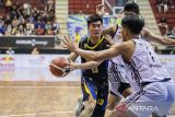 Pebasket Prawira Harum Bandung Hans Abraham (kiri) berusaha menghindar dari hadangan pebasket Bima Perkasa Jogja M Mukhlisin (kanan) dan Ali Mustofa (kedua kanan) saat pertandingan Indonesian Basketball League (IBL) 2024 di GOR C-tra Prawira Arena, Bandung, Jawa Barat, Minggu (12/5/2024). Prawira Harum Bandung berhasil mengalahkan Bima Perkasa Jogja dengan skor 85 - 58. ANTARA FOTO/M Agung Rajasa/agr