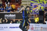 Pebasket Prawira Harum Bandung Hans Abraham (kanan) melakukan selebrasi dengan James C. Gist III (kiri) seusai mencetak lemparan tiga point saat melawan Bima Perkasa Jogja pada pertandingan Indonesian Basketball League (IBL) 2024 di GOR C-tra Prawira Arena, Bandung, Jawa Barat, Minggu (12/5/2024). Prawira Harum Bandung berhasil mengalahkan Bima Perkasa Jogja dengan skor 85 - 58. ANTARA FOTO/M Agung Rajasa/agr