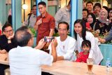 Jokowi sapa masyarakat dan santap nasi goreng di Kendari