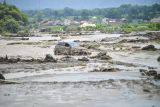 Sebuah mobil yang terdampak banjir bandang di Nagari Bukik Batabuah, Agam, Sumatera Barat, Minggu (12/5/2024). Banjir bandang akibat meluapnya aliran air lahar dingin Gunung Marapi serta hujan deras di daerah itu mengakibatkan 18 tewas, sejumlah rumah rusak dan ratusan warga diungsikan. ANTARA FOTO/Iggo El Fitra/Lmo/Spt. 