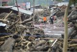 Petugas melakukan evakuasi warga pasca banjir bandang di Nagari Bukik Batabuah, Agam, Sumatera Barat, Minggu (12/5/2024). Banjir bandang akibat meluapnya aliran air lahar dingin Gunung Marapi serta hujan deras di daerah itu mengakibatkan 18 tewas, sejumlah rumah rusak dan ratusan warga diungsikan. ANTARA FOTO/Iggo El Fitra/Lmo/Spt. 