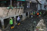 Pemkot Tanjungpinang Kepri pasang jaring penahan sampah di kawasan pesisir